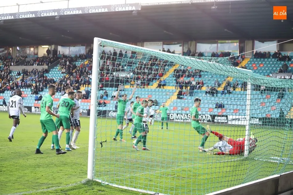 Una acción del tramo final del partido con el Salamanca UDS buscando el empate