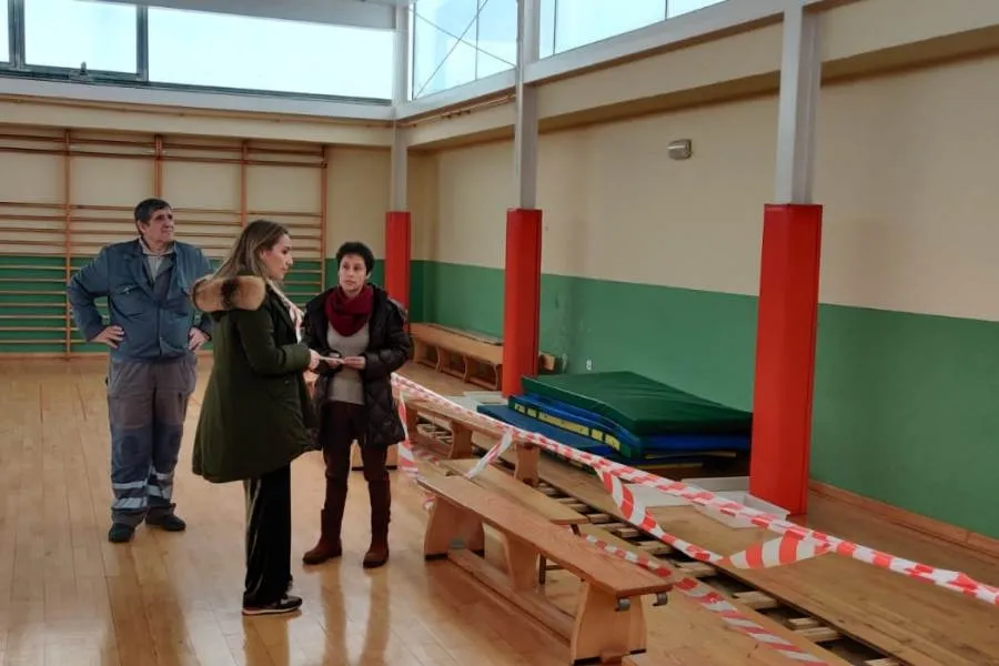 La concejal de Fomento, Marta Labrador, visitando el estado del pabellón