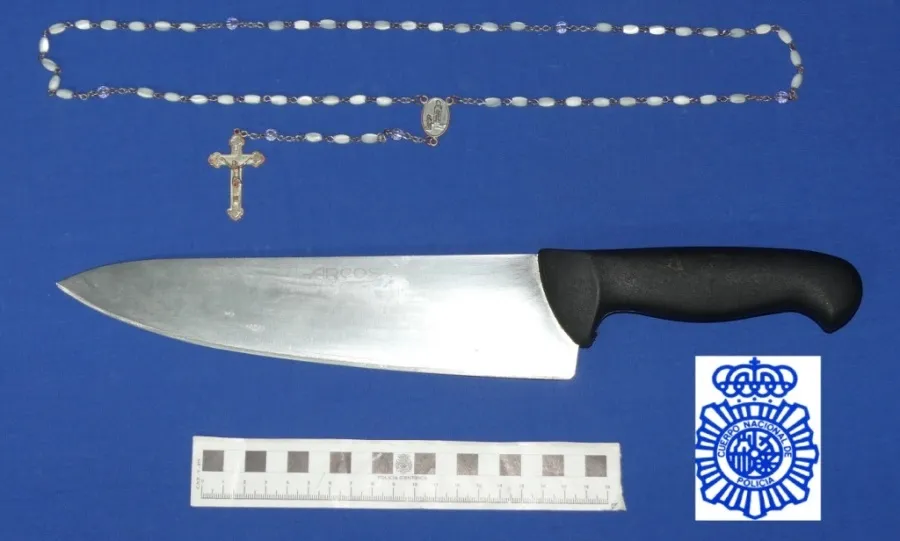 Cuchillo y rosario intervenidos en esta operación policial