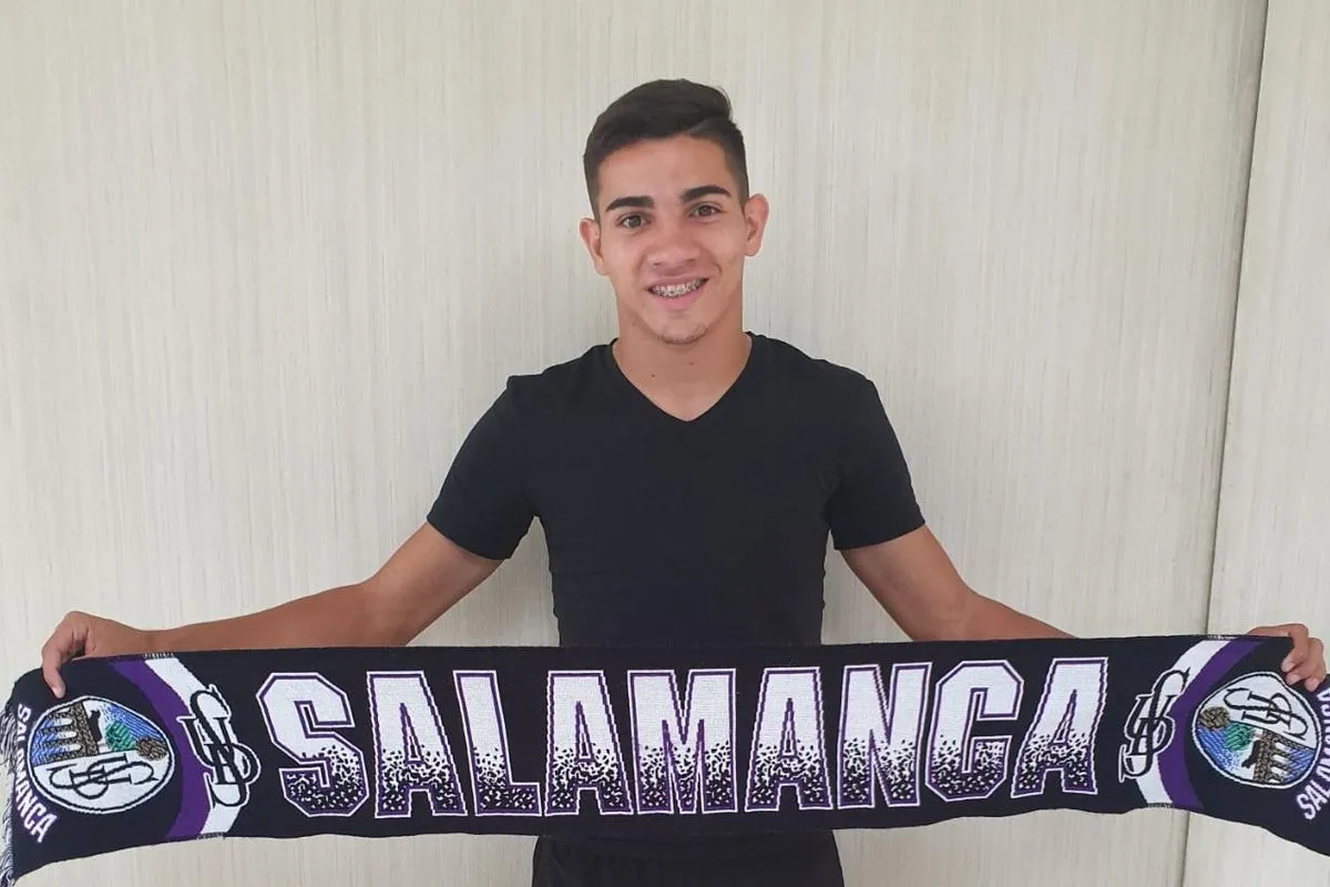 Acosta, con una bufanda del Salamanca UDS