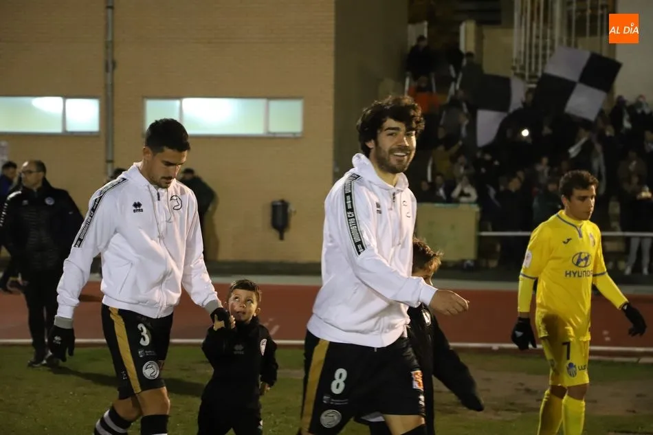 Javi Navas salta al campo