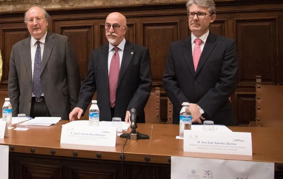 José Luis Sánchez Barrios, primero por la derecha, durante la celebración de un acto académico| Foto: Gabinete de Comunicación USAL