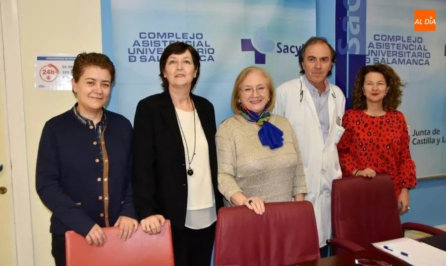 El jefe de servicio de Hematología, Marcos González, junto con la vicerrectora de Postgrado y Planes Especiales en Ciencias de la Salud de la Universidad de Salamanca, Purificación Galindo, junto a otros promotores de esta iniciativa. Foto de Paula Zorita