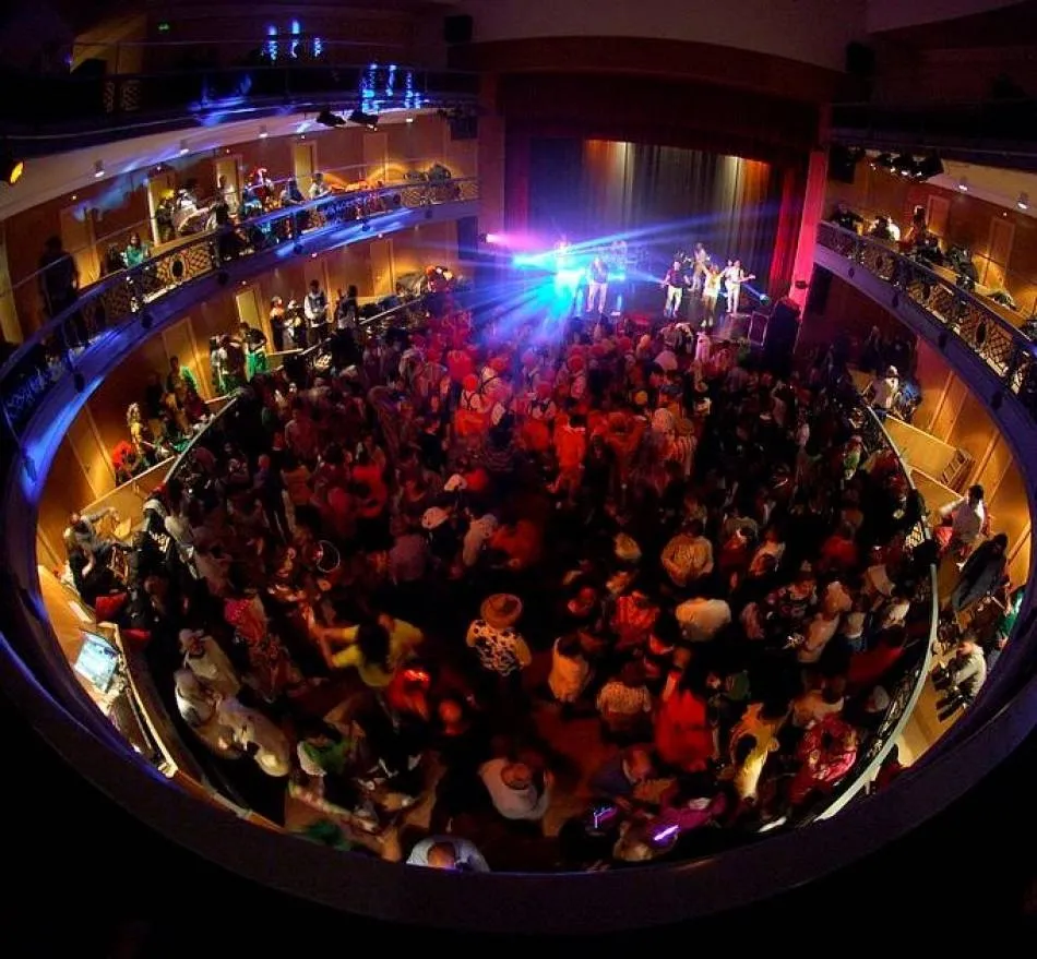 Desde las 6.30 de la mañana haciendo cola para asegurarse entrar al pregón y al baile de adultos  