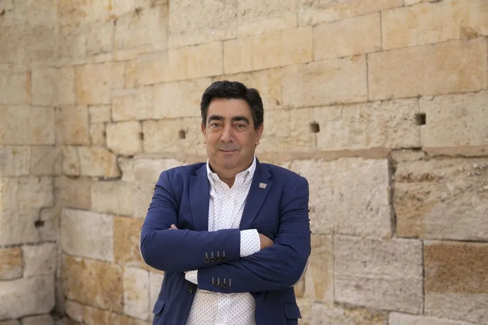 En la imagen, el presidente de CES