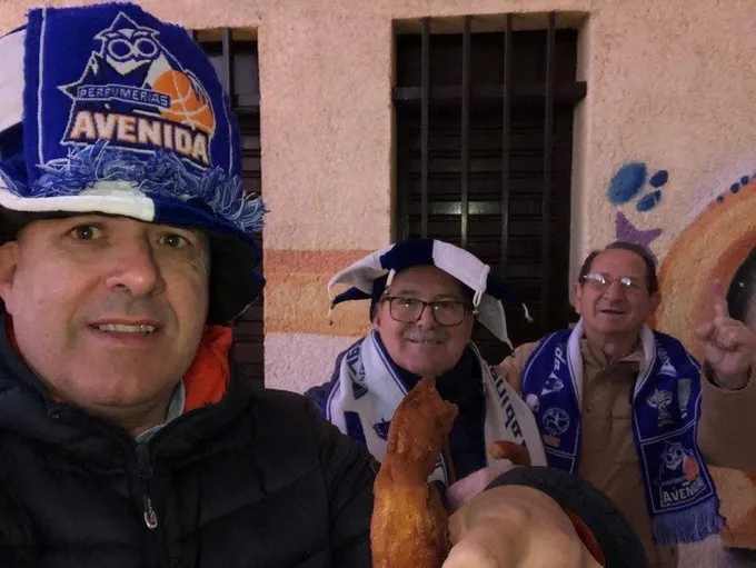 Varios aficionados haciendo cola / Jorge Recio