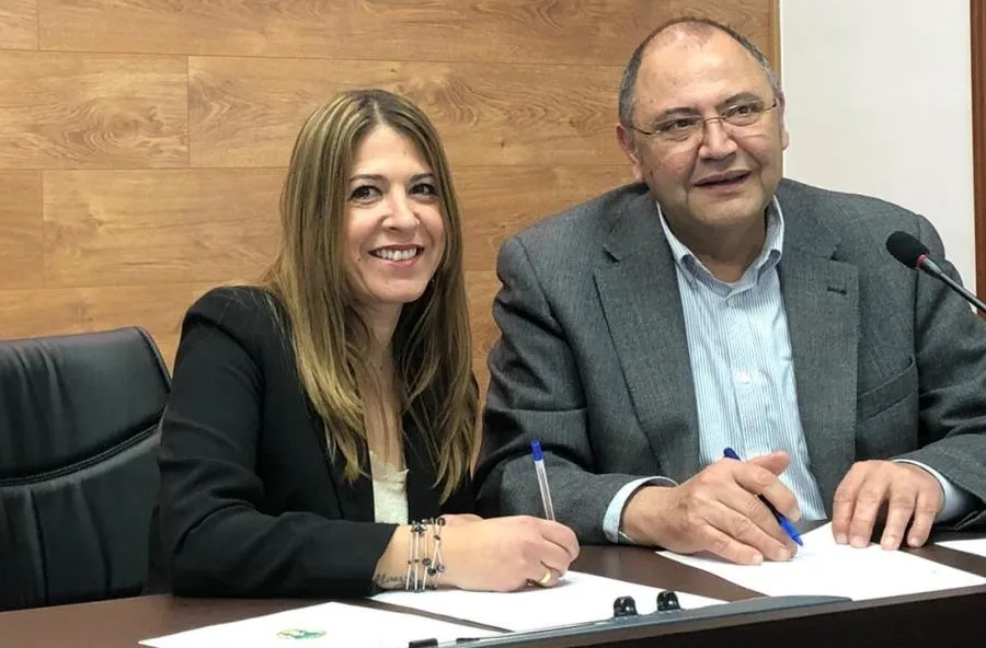 La alcaldesa de Castellanos y el Pte. de Aspace, durante la firma del convenio