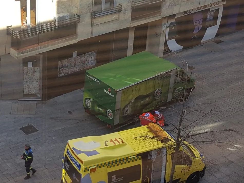 Los Servicios de Emergencia han tratado de reanimar a la victima durante varios minutos | Fotos: Lydia González y J. Moya