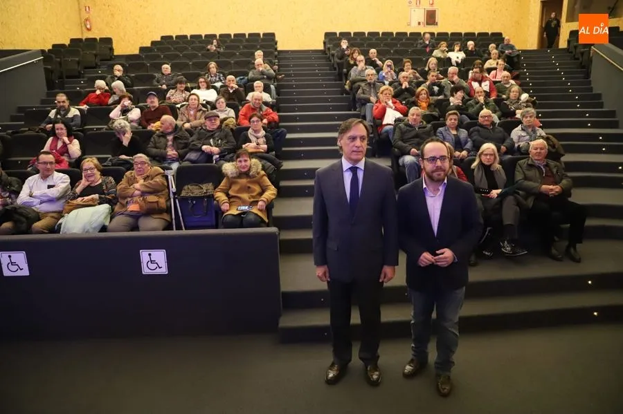 El alcalde, Carlos García Carbayo, ha presidido en el Centro Municipal Integrado Julián Sánchez ‘El Charro’ el sorteo realizado. Foto de Lydia González