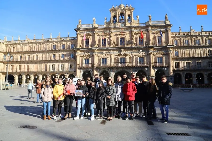 La concejala de Educación, María Victoria Bermejo, junto a estudiantes del Colegio Salesiano San José