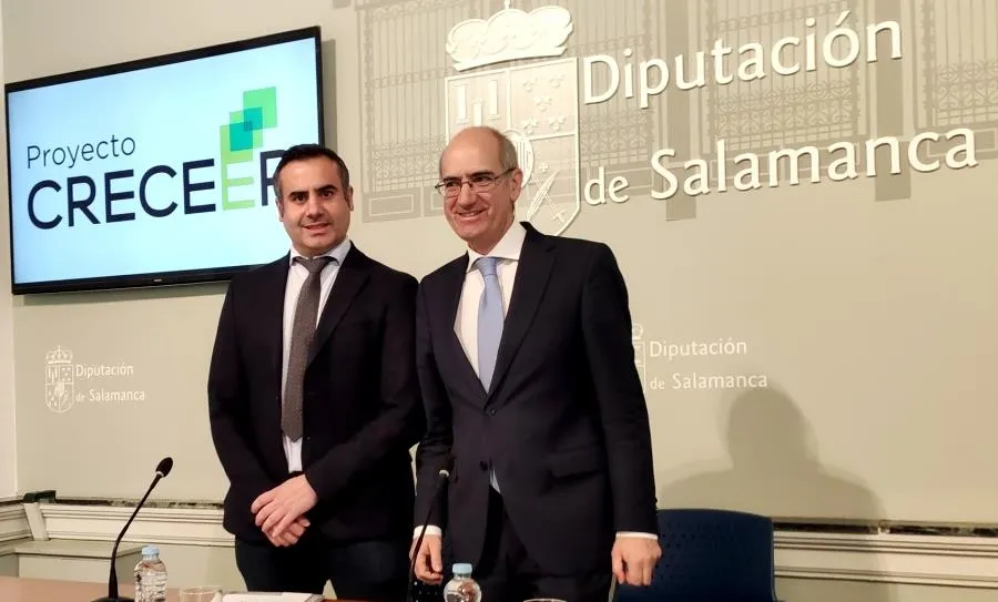 El presidente de la Diputación de Salamanca, Javier Iglesias (derecha), junto al diputado Antonio Agustín Labrador, en la presentación del proyecto Creceer. Foto EP