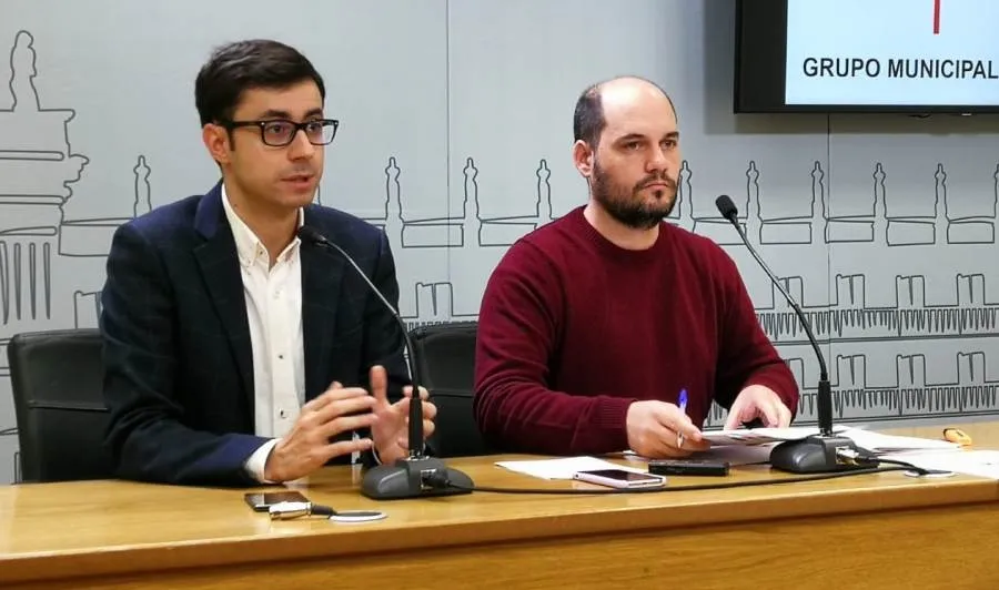 El portavoz socialista en el Consistorio, José Luis Mateos, junto al concejal José María Collados