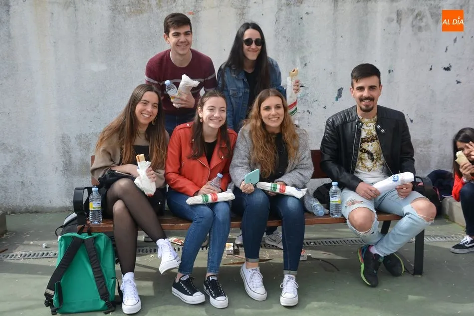 Participantes en la anterior edición de la Operación Bocata, en el patio del Milagro de San José. Foto de Lydia González