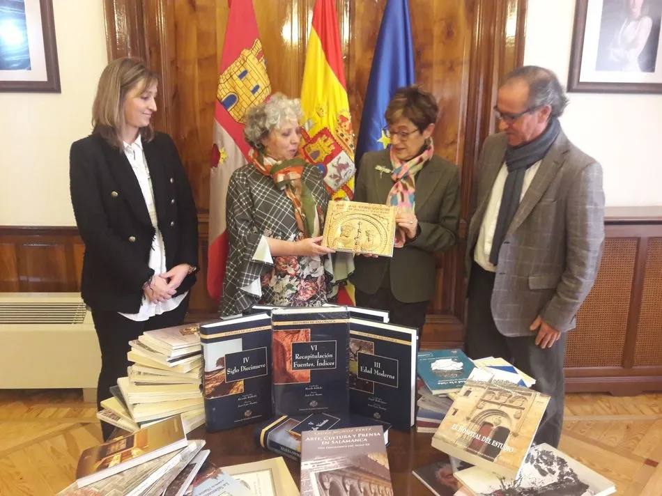 Entrega de libros del CES al centro penitenciario de Topas
