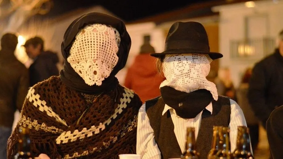 Un paño blanco de ganchillo o bolillos sobre la cara es una de las consignas para participar en este carnaval