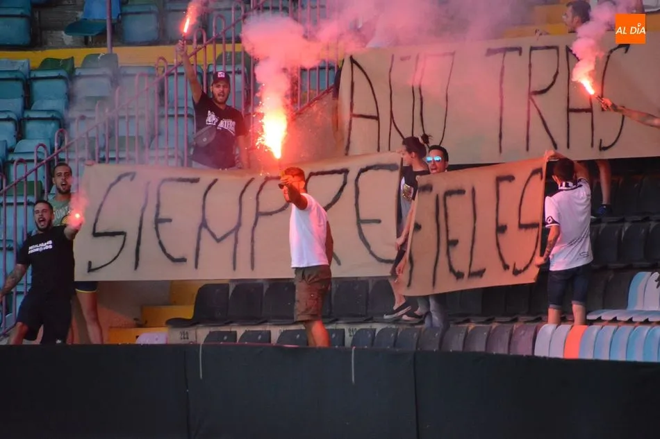 Un grupo de aficionados, con pirotecnia