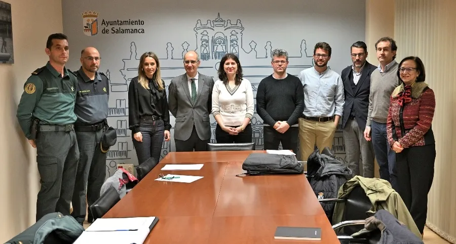 Los concejales de Coordinación Territorial, Javier Iglesias; y Medio Ambiente, Miryam Rodríguez; en la reunión con alcaldes y concejales de los ayuntamientos, y con responsables del Servicio de Protección de la Naturaleza (SEPRONA), en el Ayuntamiento