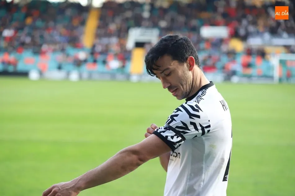 Hugo Díaz se marcha al banquillo tras ser sustituido