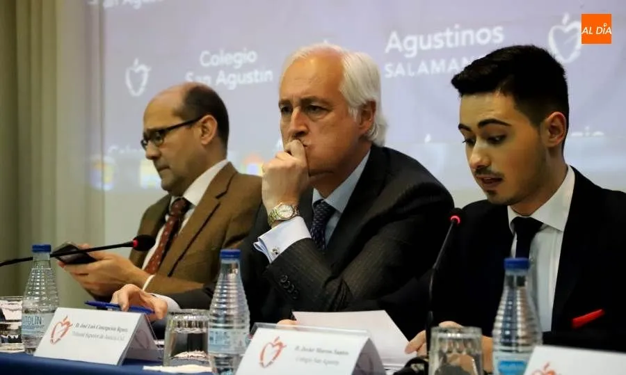 José Luis Concepción Rodríguez, presidente del Tribunal Superior de Justicia de Castilla y León, en el centro, en el colegio San Agustín. Foto de Lydia González