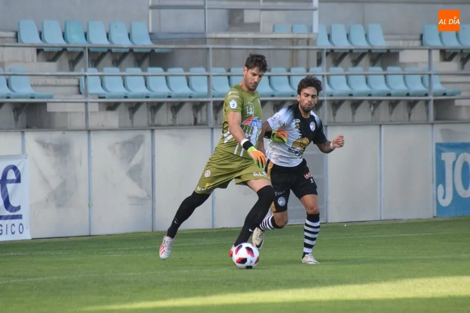 Guille Andrés presiona a un meta rival