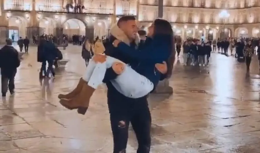 Álex Bueno, concursante de La Isla de las Tentaciones, junto a su nueva novia, en la Plaza Mayor de Salamanca