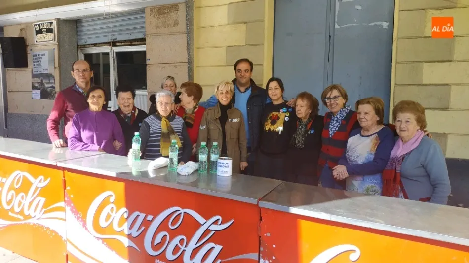 Las voluntarias de Manos Unidas Guijuelo con miembros del Ayuntamiento de la villa