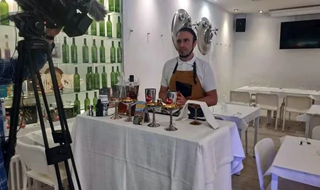 Teo Marcos elaboraba un cóctel carmelitano durante el programa de tv que visitaba Los Álamos Laboratorio Gastronómico