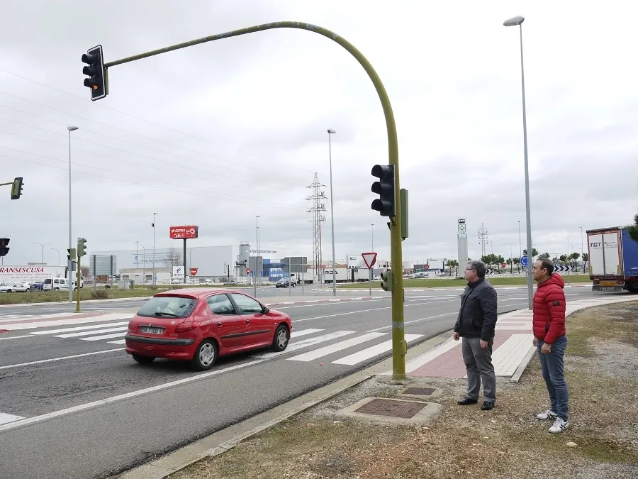 Pedro Samuel Martín y Ángel Manso, en el lugar donde se haría la pasarela