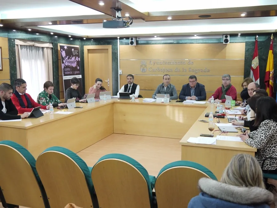 El equipo de gobierno del Ayuntamiento de Carbajosa durante el pleno celebrado el jueves