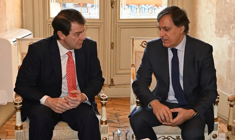 El alcalde de Salamanca, Carlos García Garbayo, y el presidente de la Junta de Castilla y León, Alfonso Fernández Mañueco, en el Ayuntamiento