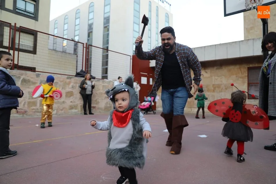 Los niños se divierten con el resto de miembros de la comunidad educativa en el Colegio Padre Manjón