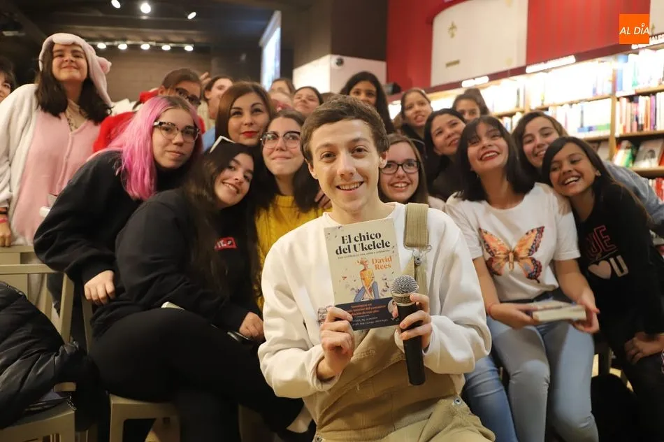 El compositor David Rees posa con sus seguidoras en la librería Santos Ochoa