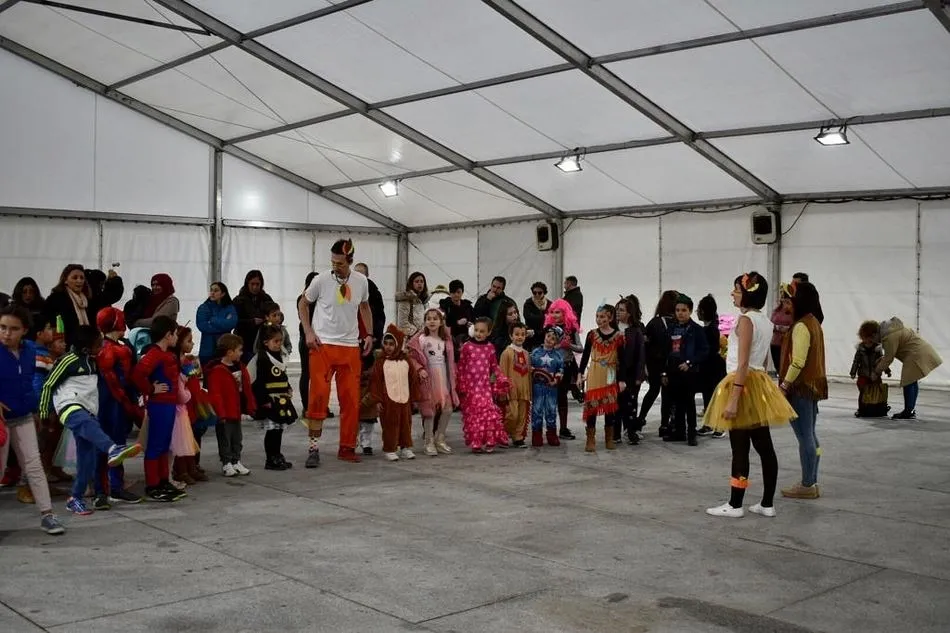 Actuación Cosas de Indios en la carpa municipal en la Plaza Mayor