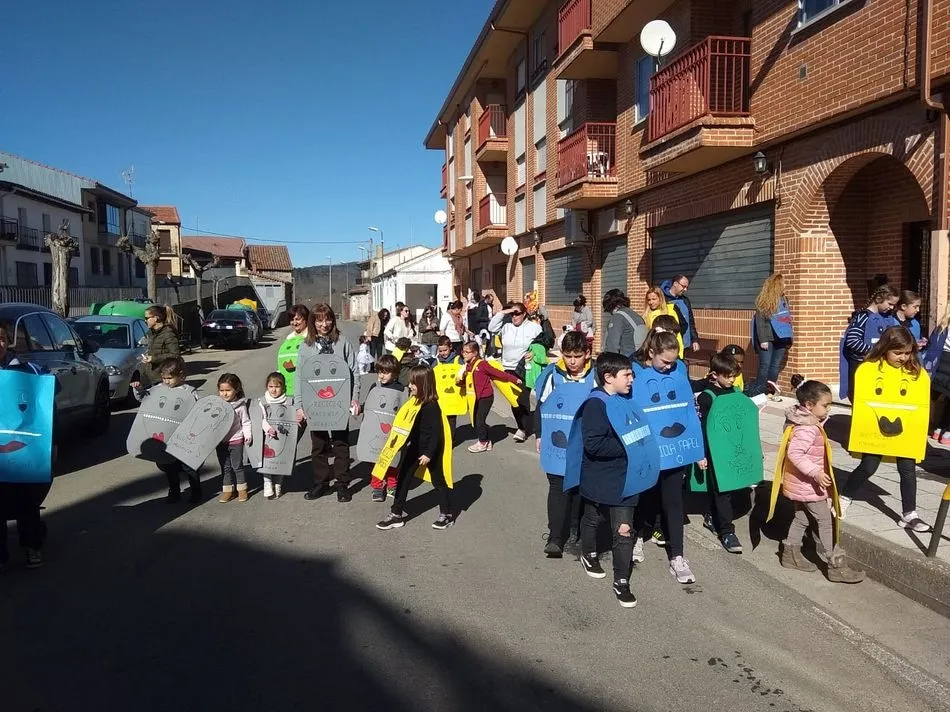 Los niños de Linares a las puertas del hogar del jubilado