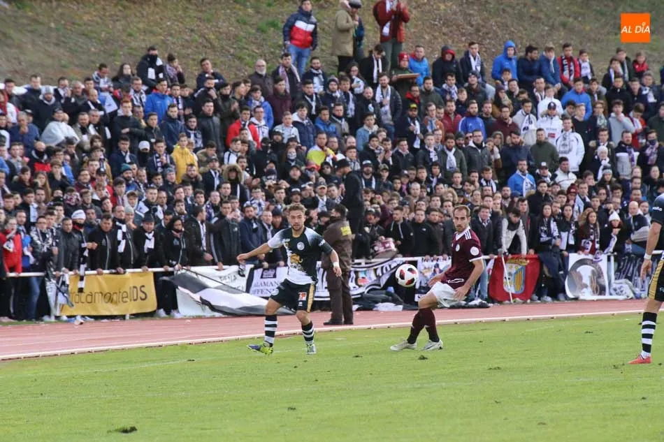 La afición del Salamanca UDS (al fondo) observa el choque del curso pasado