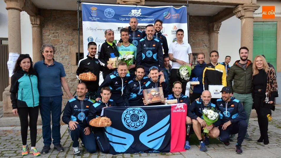 Los tres equipos ganadores posan con el alcalde y los ediles de Lumbrales / E. Corredera