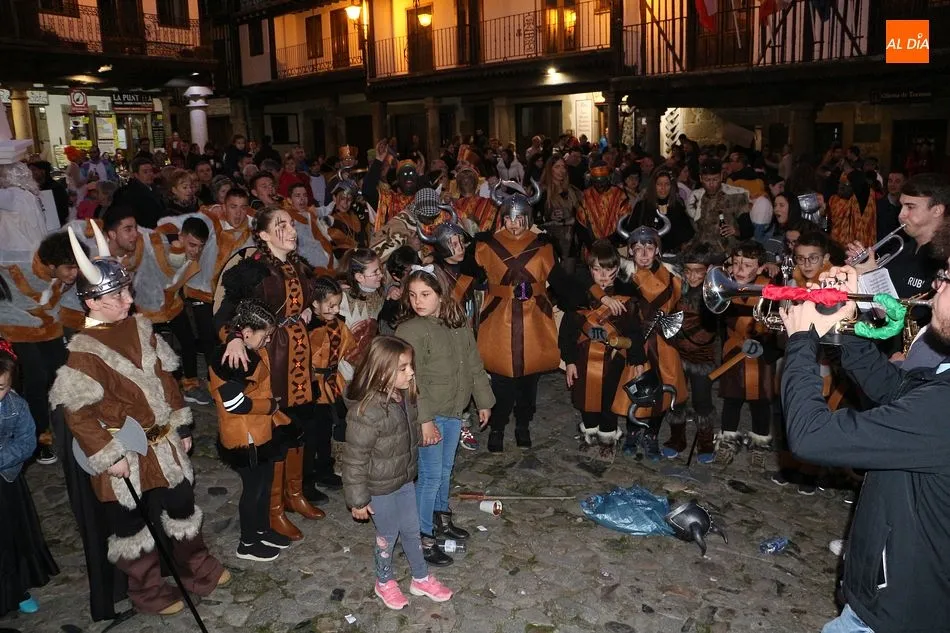 La Plaza Mayor de La Alberca se llenó por completo de público en el pasacalles de carnaval