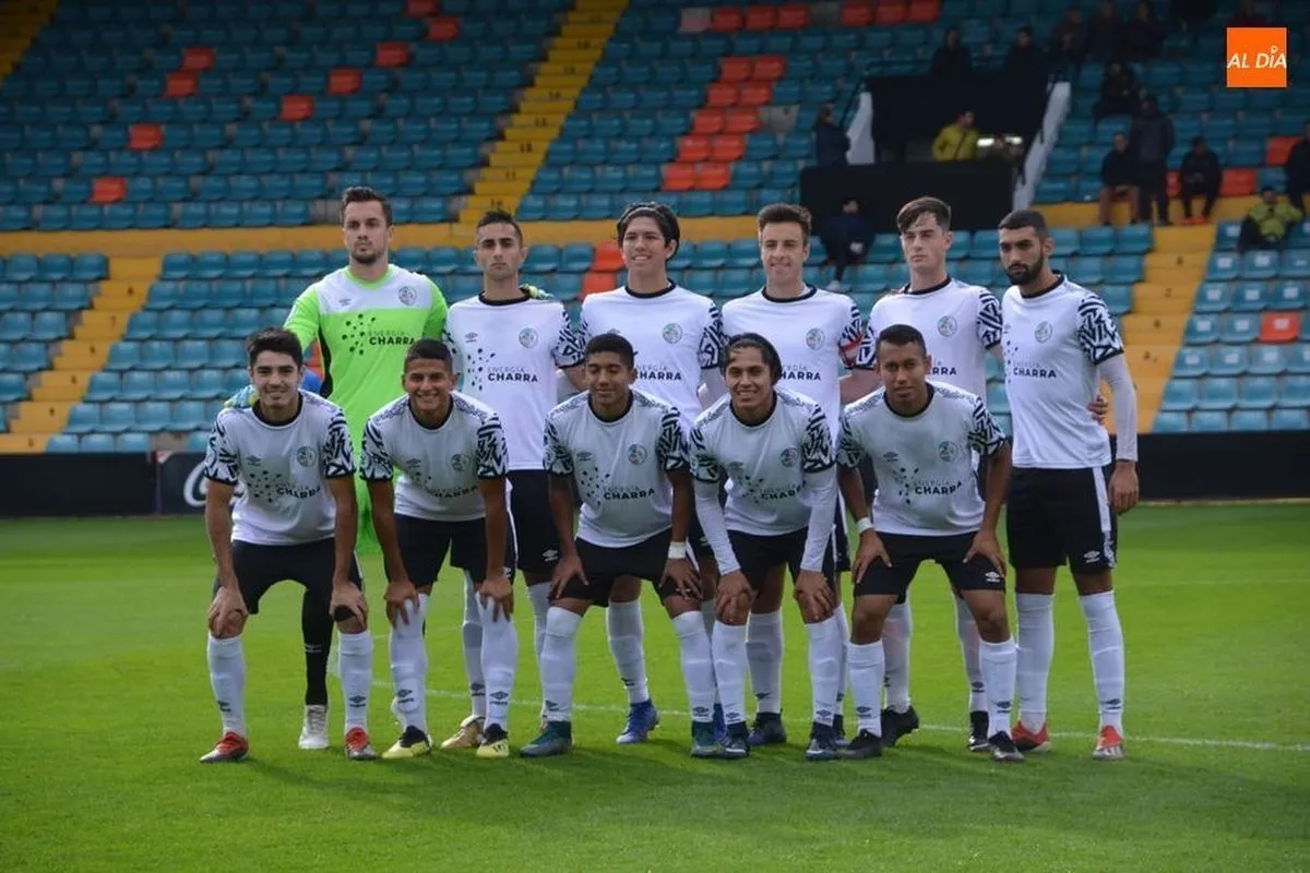 Jiménez (de verde) posa en un once inicial