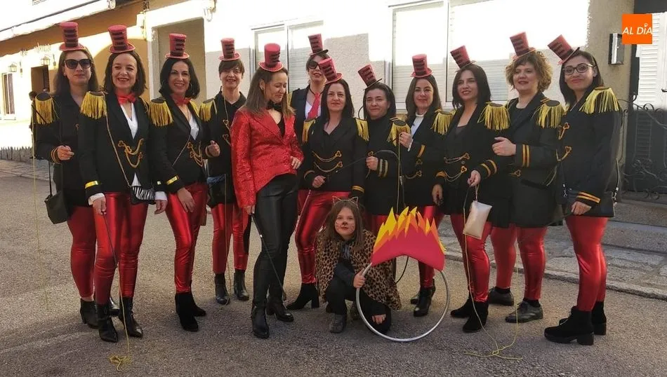 Pequeños y mayores llena de color y buen humor las calles de Villavieja  / ANA