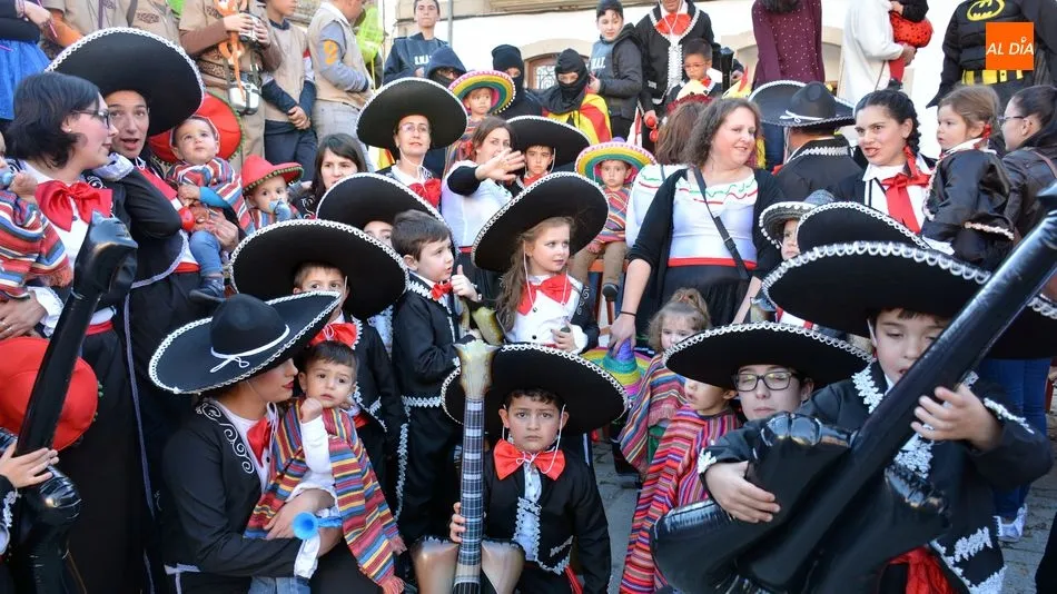 Un nutrido grupo de mejicanos de todas las edades participaron en el desfile de disfraces / E. Corredera