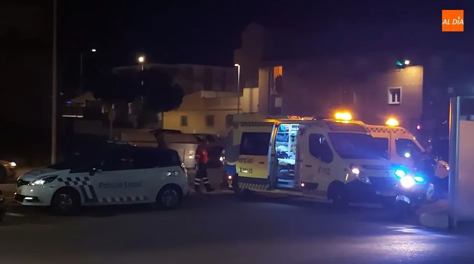 Los servicios de emergencia, en plena atención a la persona herida