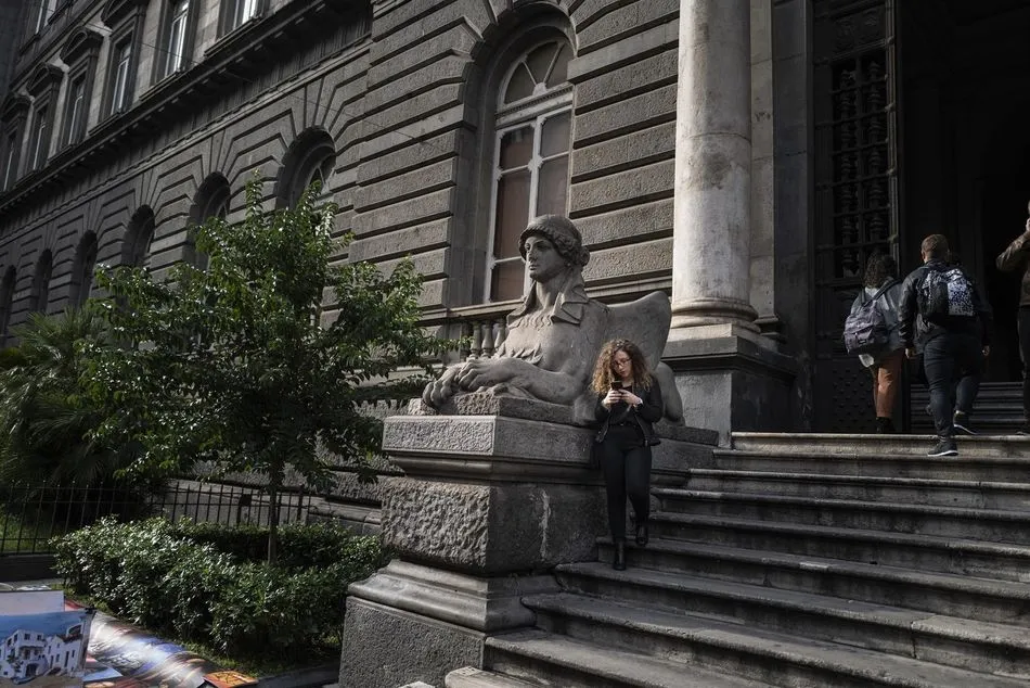 Una estudiante, en una escalinata de la Universidad de Nápoles, en Italia| Foto: EP