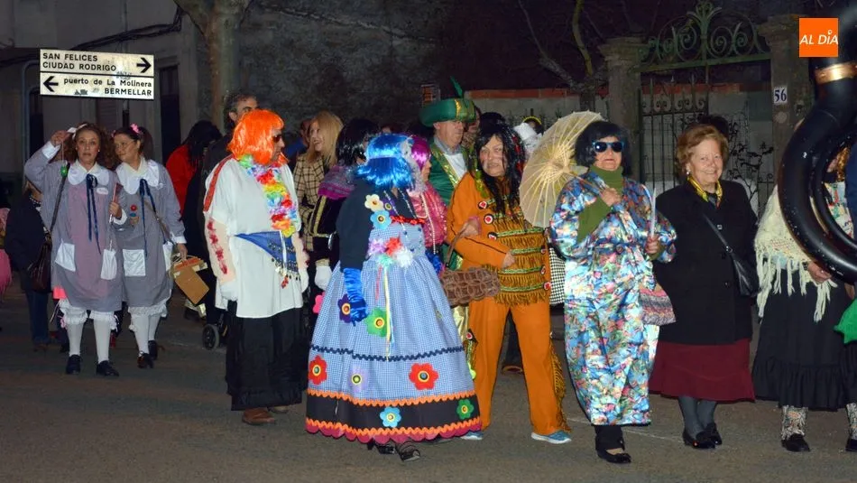 Vecinos de todas las edades lucieron sus disfraces en un desfile por la carretera de la estación / E. Corredera
