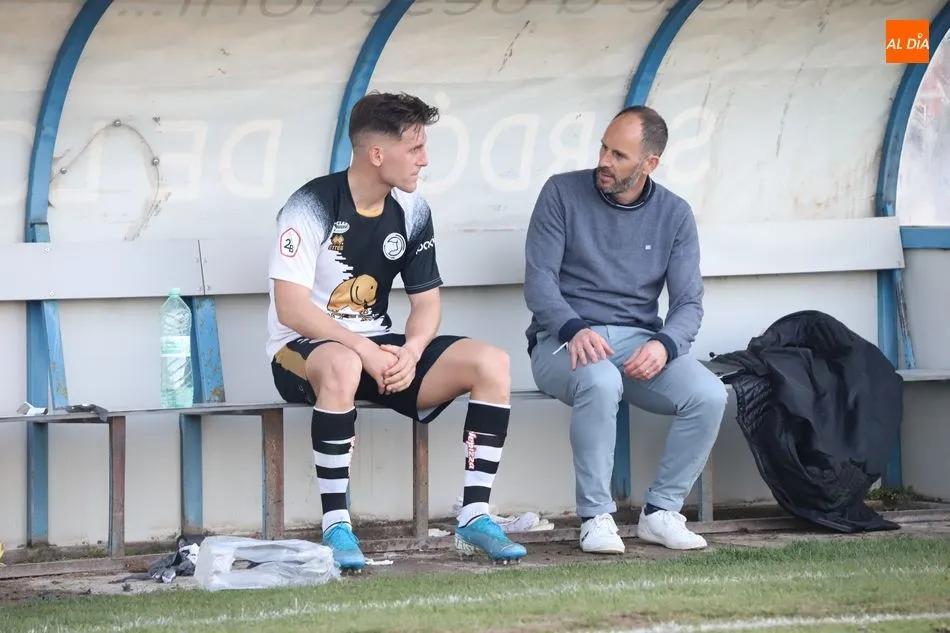 Góngora charla con Luaces en el banquillo