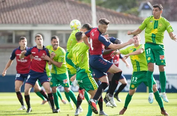 Una acción del duelo de la primera vuelta entre ambos equipos