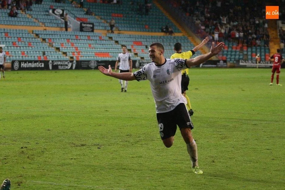Uxío celebra un gol con el Salamanca UDS