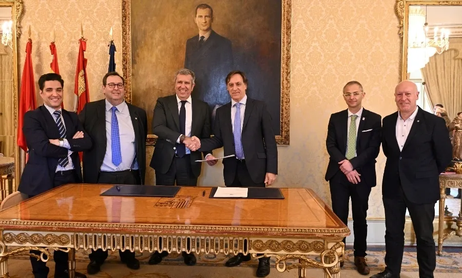 Firma del acuerdo con el alcalde de Salamanca, Carlos García Carbayo, y el director general de la Fundación Instituto Cameral para la Creación y el Desarrollo de la Empresa (INCYDE), Javier Collado Cortés, entre otros