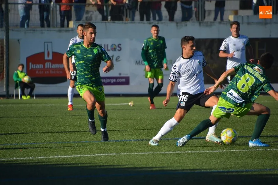 Una acción del derbi de la primera vuelta en el Municipal