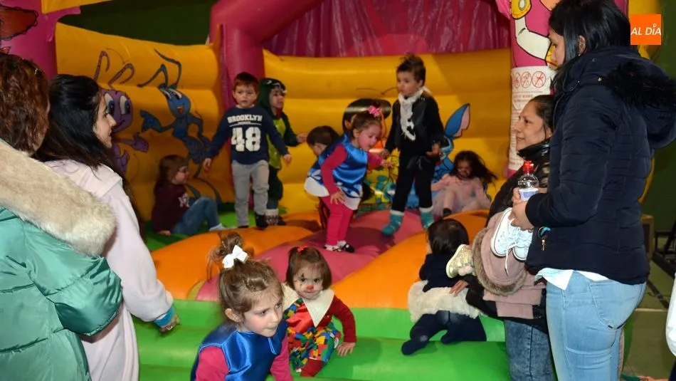 Los más pequeños disfrutaron en los juegos hinchables / E. Corredera