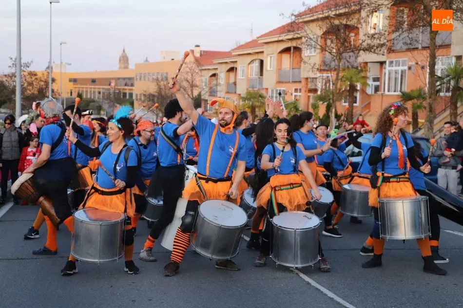 La batucada movió al barrio durante el desfile| Fotos: Lydia González